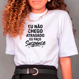 Eu não chego atrasado Eu faço suspense T-Shirt Gola Alta